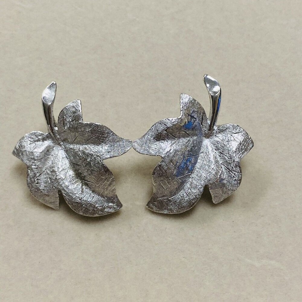 Charel Signed Twice Vintage Silvertone Textured Oak Leaf Clip‎ On Earrings NH